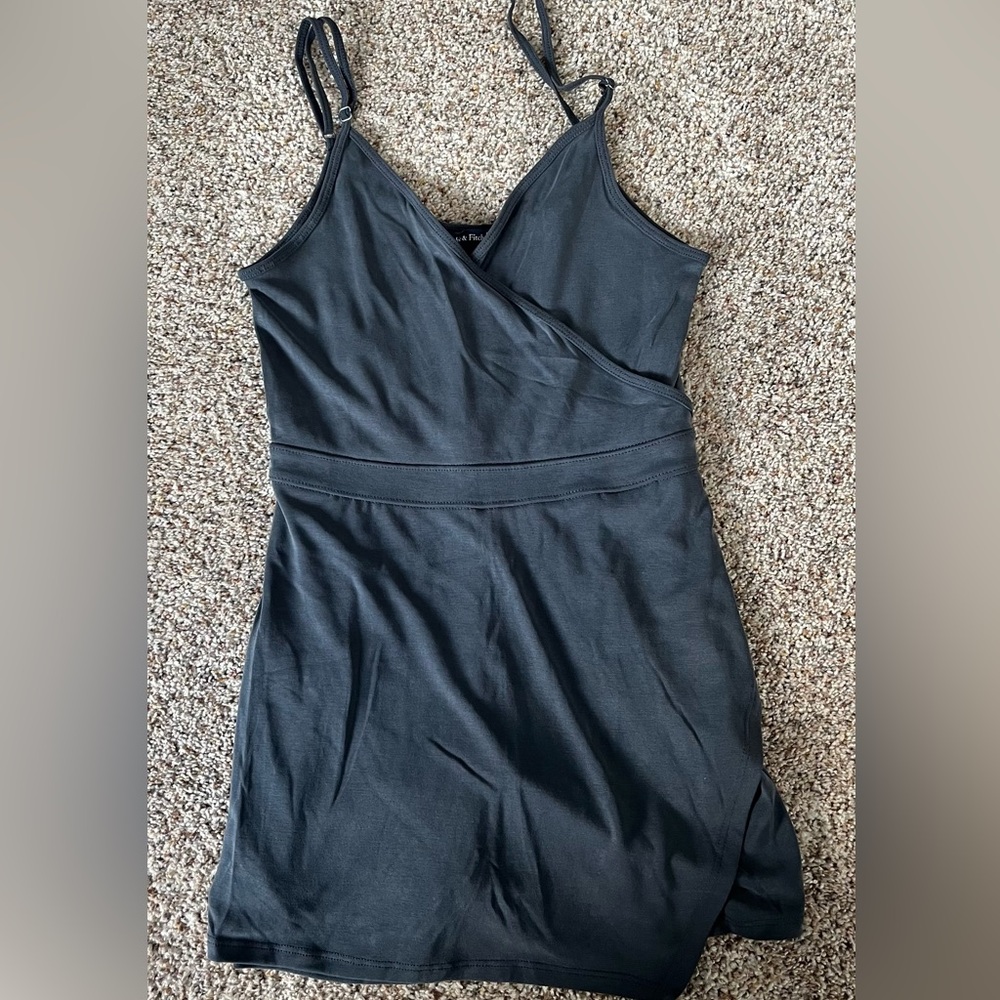 ABERCROMBIE & FITCH ROMPER/SKIRT SZ- XS GRAY EUC